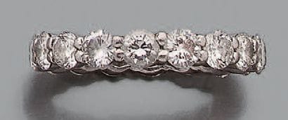 Alliance en platine, sertie de dix-huit diamants...