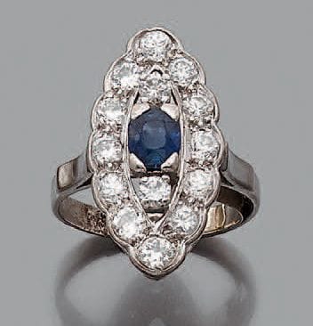 Bague en or gris 18K (750), à motif navette...