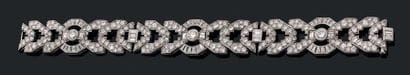 Bracelet ruban en platine, articulé de chevrons...