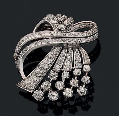 Clip de corsage en or gris 18K (750), à décor...