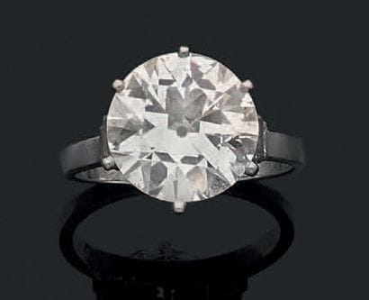 Bague en platine ornée d'un diamant demi-taille,...