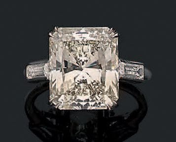 Bague en platine, ornée d'un diamant rectangulaire...