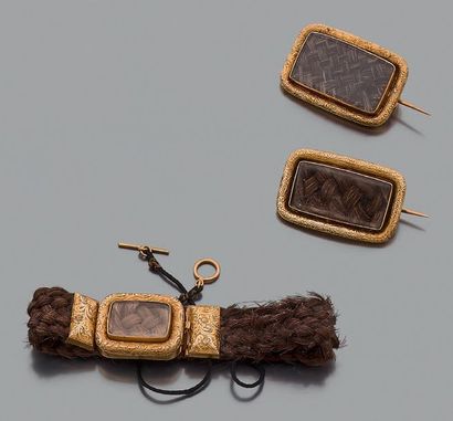 Bracelet et paire de broches en cheveux tressés,...