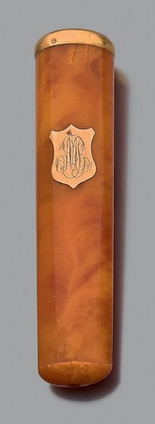 Fume-cigarette en ambre pressé appliqué d'un...