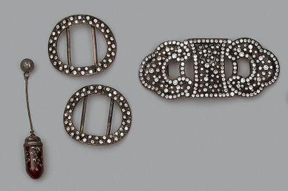 Ensemble en argent et strass, composé de:
-...