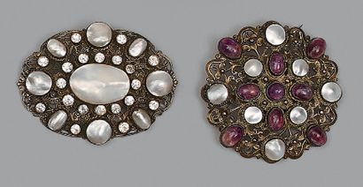 Deux broches de style baroque en métal doré...