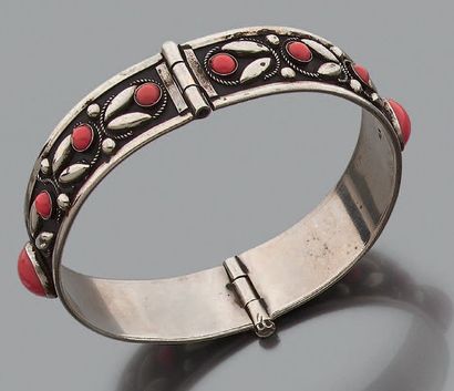 Ensemble en argent, composé de: un peigne...