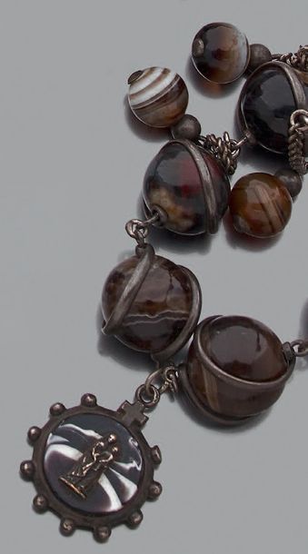 Bracelet en argent, formé de boules d'agate,...