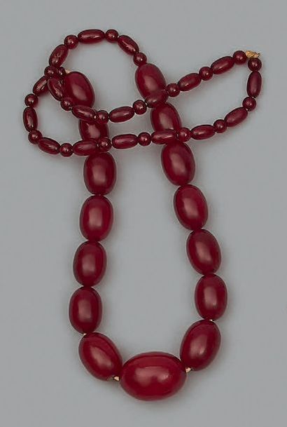 Collier de boules d'ambre ovales en chute,...