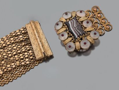 Ensemble de bijoux en métal doré comprenant:...