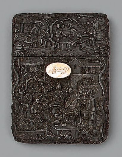 *Etui à cartes en écaille, à décor sculpté...