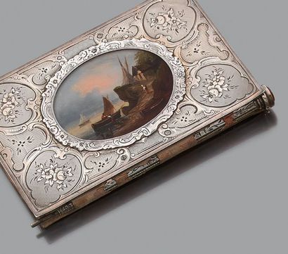 Carnet de bal, les plats en argent ciselé...