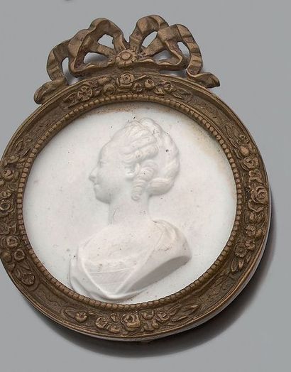 Médaillon en biscuit au profil de Marie-Antoinette,...