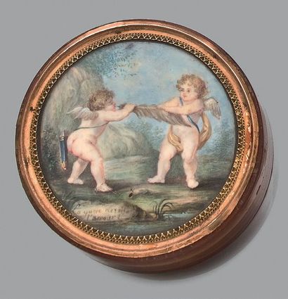 Boîte ronde en corne blonde, le couvercle...