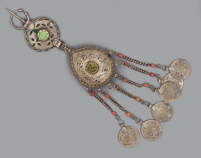 Fibule en argent, à médaillon polylobé émaillé...