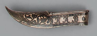 Boîte en forme de babouche en argent niellé,...