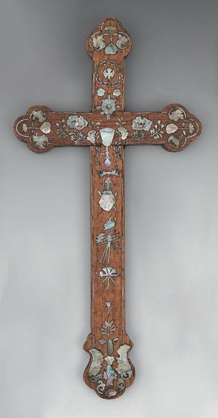 Croix en palissandre, les extrémités trilobées....