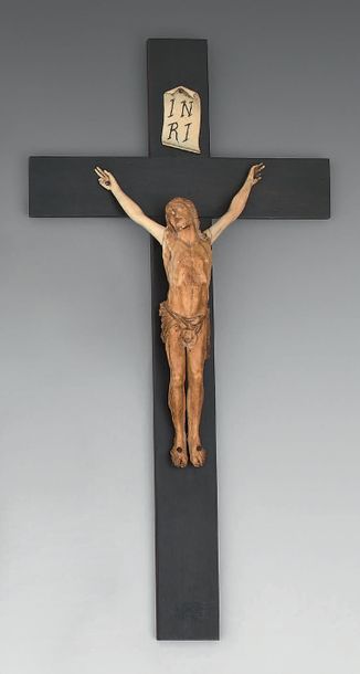 Christ en ivoire sculpté.
Sur une croix en...