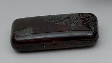 Etui en écaille de forme bombée, le couvercle...