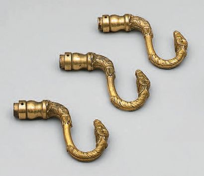 Trois poignées en bronze doré ciselé de têtes...