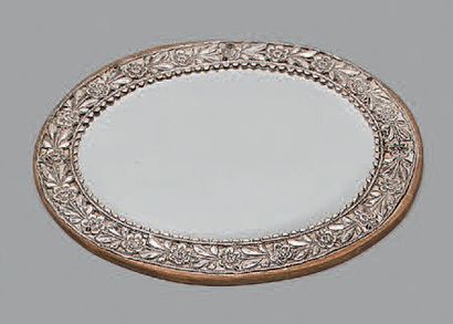 Miroir ovale à entourage appliqué d'une feuille...