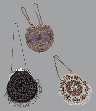 Ensemble de trois sacs en perlé:
- un à décor...
