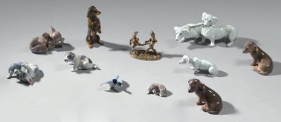 Ensemble de figurines en porcelaine polychrome...