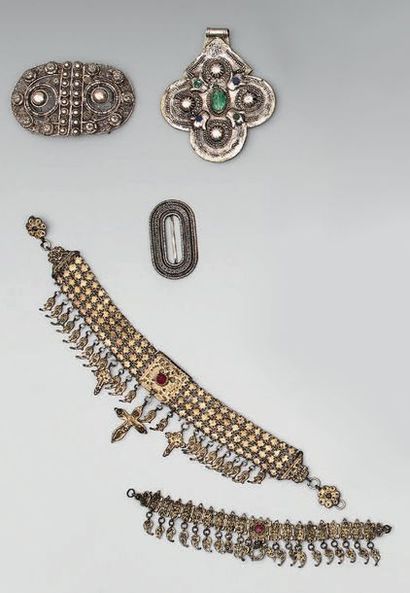 *Ensemble comprenant:
- un pendentif cruciforme...