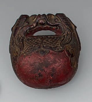 Mokugyo en bois laqué rouge et doré, l'anse...