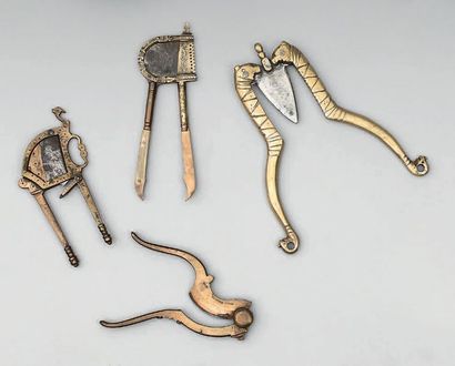 Quatre couteaux à bétel en bronze et acier...