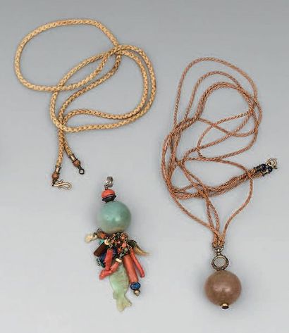 Pendentif orné d'une boule en jade surmonté...