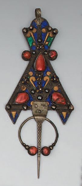 Grande fibule en argent, de forme triangulaire...