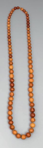 Collier de boules d'ambre en chute.
Long.:...