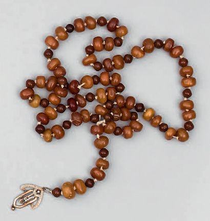 *Collier de perles d'ambre irrégulières ou...