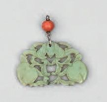 Pendentif en néphrite céladon clair, repercé...