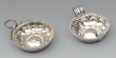 Deux taste-vin en argent (950/1000e) à cupules...