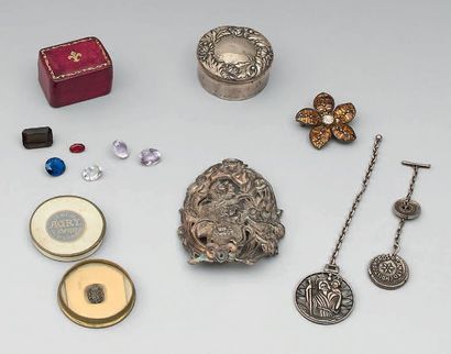 *Ensemble en argent comprenant:
- une broche...