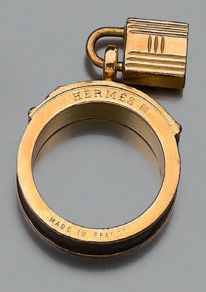 HERMES
Bague de foulard KELLY en métal doré...