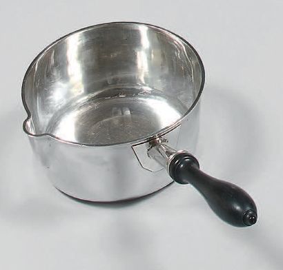 Casserole en argent (950), le manche en bois...