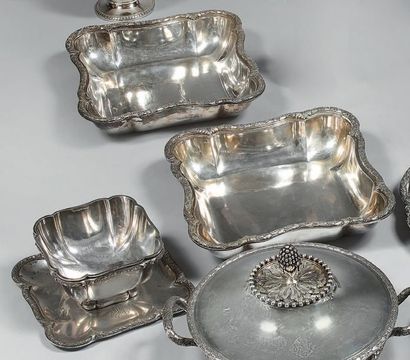 Service de platerie en argent (950), la bordure...