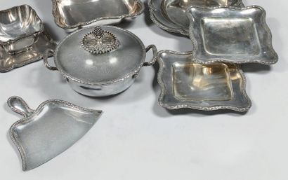 Légumier rond couvert, deux présentoirs carrés,...