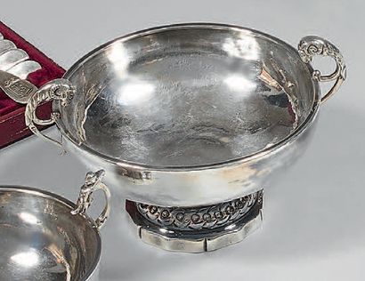 Coupe de mariage en argent (950), posant...
