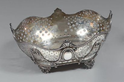 Corbeille ovale en argent, posant sur quatre...