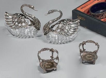 Paire de salières en forme de cygne en cristal...