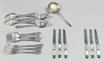 Lot en argent composé de: six cuillers et...
