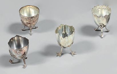 Quatre coquetiers en argent (950), posant...
