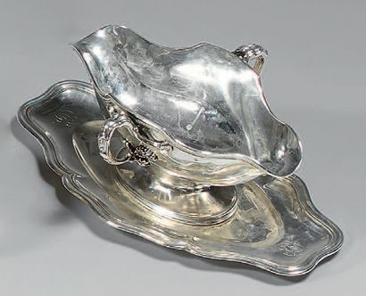 Saucière ovale à plateau adhérent en argent...