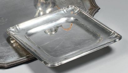 Plat carré en argent (950), les angles arrondis.
Orfèvre...