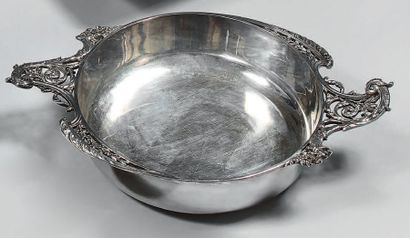 Écuelle en argent (950), posant sur une bâte,...