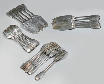 Douze couverts à poisson en argent (950),...